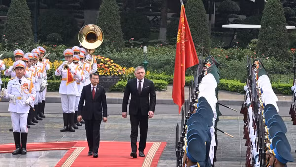 Thủ tướng Lê Minh Hưng và Thủ tướng Slovakia Robert Fico duyệt Đội danh dự Quân đội nhân dân Việt Nam. (Ảnh TRẦN HẢI)