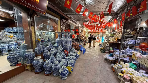 Đổi mới thiết kế mở ra cơ hội phát triển cho làng nghề gốm Bát Tràng. (Ảnh: NGỌC LIÊN)