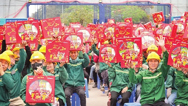 Công nhân tại công trường dự án Nhà hát Ngọc Trai (Hà Nội) nhận những phần quà Tết từ Ban tổ chức chương trình “Xây Tết 2026” do Báo Nhân Dân phối hợp cùng Công ty cổ phần Xây dựng Coteccons tổ chức. (Ảnh: BẢO LONG)