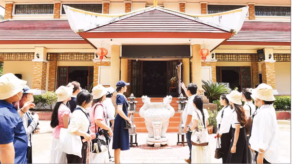 Du khách tham quan Khu di tích Chủ tịch Hồ Chí Minh tại tỉnh Udon Thani, Thái Lan.
