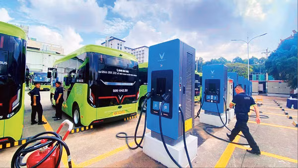 Hạ tầng trạm sạc là yếu tố quan trọng của quá trình chuyển đổi phương tiện giao thông công cộng lẫn phương tiện cá nhân để thực hiện xanh hóa hoạt động giao thông vận tải. 