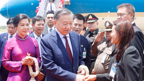 Các quan chức tỉnh Udon Thani đón Tổng Bí thư, Chủ tịch nước Tô Lâm và Phu nhân tại sân bay quốc tế Udon Thani. (Ảnh: TTXVN)