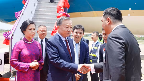 Các quan chức tỉnh Udon Thani đón Tổng Bí thư, Chủ tịch nước Tô Lâm và Phu nhân tại sân bay quốc tế Udon Thani. (Ảnh: TTXVN)