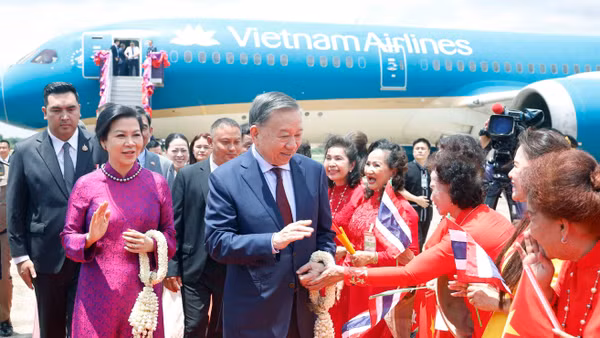 Các quan chức tỉnh Udon Thani đón Tổng Bí thư, Chủ tịch nước Tô Lâm và Phu nhân tại sân bay quốc tế Udon Thani. (Ảnh: TTXVN)