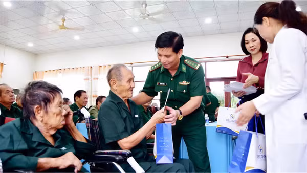 Đại tá Đỗ Vĩnh Thăng thăm hỏi tri ân các thương binh, bệnh binh.