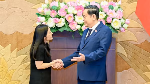 Chủ tịch Quốc hội Trần Thanh Mẫn chúc mừng Đại sứ Hoa Kỳ Jennifer Wicks nhân dịp bắt đầu nhiệm kỳ công tác tại Việt Nam. (Ảnh: DUY LINH)