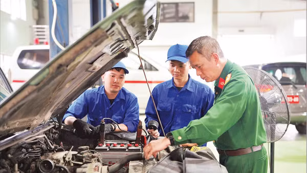 Lãnh đạo Nhà máy Z157 hướng dẫn công nhân sửa chữa, bảo dưỡng xe-máy quân sự.