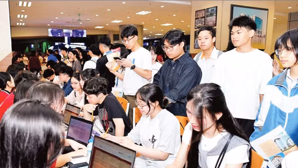 Học sinh tìm hiểu thông tin tuyển sinh tại Đại học Kinh tế quốc dân.