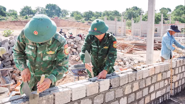 Bộ đội Biên phòng tỉnh Gia Lai hỗ trợ xây dựng trường học biên giới tại xã Ia Púch (Ảnh CÔNG CƯỜNG)