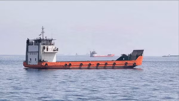 Hoạt động tại Eo biển Hormuz đang bị gián đoạn (Ảnh TÂN HOA XÃ)