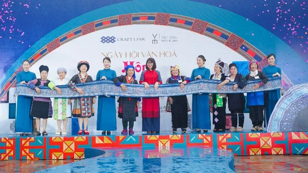 8 nhóm Mông đến từ Cao Bằng, Lào Cai, Tuyên Quang, Điện Biên, Phú Thọ, Nghệ An làm nghi thức khai mạc ngày hội. 