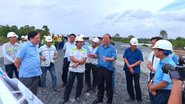 Bí thư Tỉnh ủy Cà Mau Nguyễn Hồ Hải (áo sơ mi xanh ở giữa) kiểm tra và đốc thúc tiến độ xây dựng đường cao tốc, đoạn qua địa phận tỉnh Cà Mau.