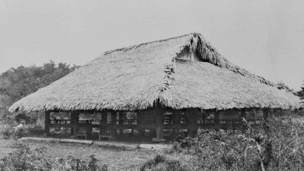 Đình Tân Trào, huyện Sơn Dương cũ (Tuyên Quang), nơi diễn ra Đại hội Quốc dân do Việt Minh triệu tập, ngày 16/8/1945, thông qua “10 chính sách lớn của Việt Minh”; thông qua “Lệnh tổng khởi nghĩa”; quy định quốc kỳ, quốc ca; thành lập Ủy ban Dân tộc giải phóng Việt Nam, tức Chính phủ Lâm thời do đồng chí Hồ Chí Minh làm Chủ tịch. (Ảnh: Tư liệu TTXVN)
