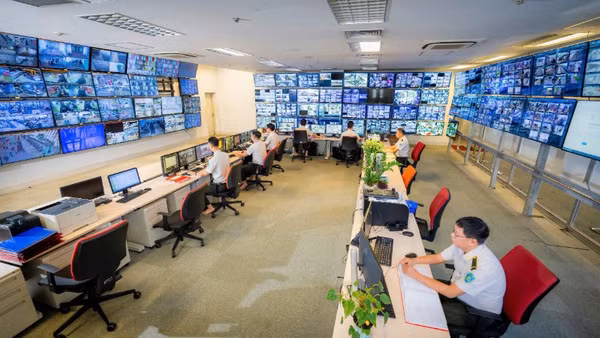 Cán bộ, đảng viên Cảng hàng không quốc tế Nội Bài tích cực áp dụng công nghệ số trong phối hợp điều hành an toàn bay.