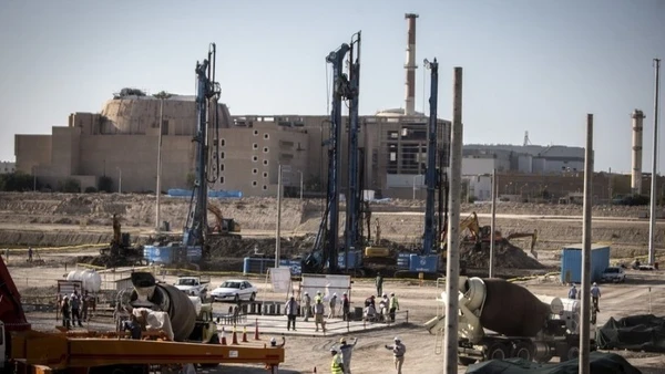 Công nhân làm việc tại công trường xây dựng giai đoạn 2 của Nhà máy điện hạt nhân Bushehr ở miền nam Iran, ngày 10/11/2019. (Ảnh: Xinhua)