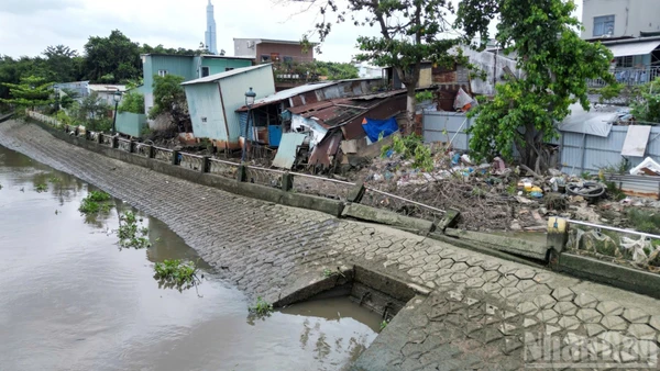 Tình trạng sạt lở, sụt lún đang diễn ra ở nhiều địa điểm trên địa bàn Thành phố Hồ Chí Minh.
