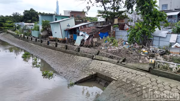 Tình trạng sạt lở, sụt lún đang diễn ra ở nhiều địa điểm trên địa bàn Thành phố Hồ Chí Minh.
