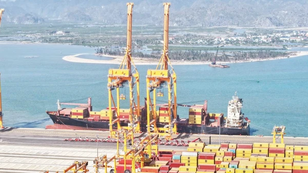 Thành phố Hải Phòng tiếp tục phát huy lợi thế cạnh tranh cảng biển. Trong ảnh: Hoạt động tại cảng Lạch Huyện. (Ảnh ANH QUÂN)