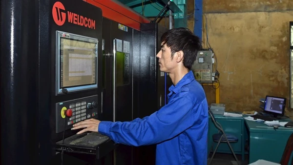 Vận hành dây chuyền gia công cơ khí tại Công ty Tomerco An Khang, Cụm công nghiệp Ngọc Liệp (Hà Nội). (Ảnh TUỆ NGHI)