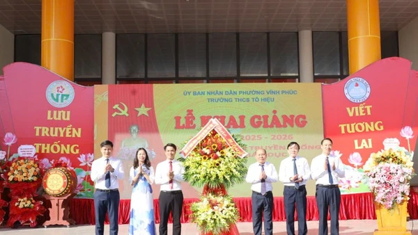 Phó Bí thư Tỉnh ủy Bùi Đức Hinh chúc mừng Trường trung học cơ sở Tô Hiệu.