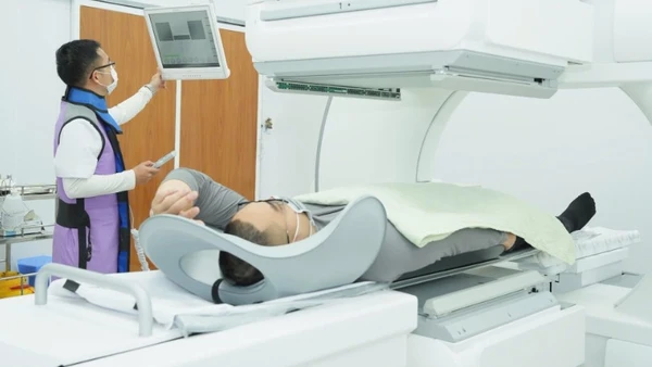 Tham gia bảo hiểm y tế bổ sung giúp người dân tăng cơ hội sử dụng dịch vụ y tế chất lượng cao, thiết bị y tế hiện đại khi ốm đau. (Ảnh THẾ ANH)