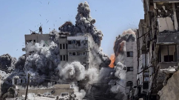 Các tòa nhà đổ sập trong một vụ không kích tại Dải Gaza.