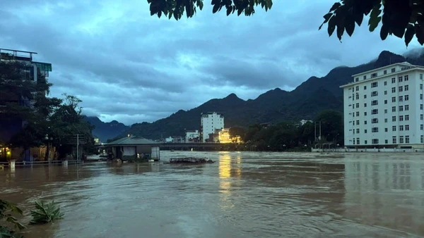 Nước sông Lô lên cao gây ngập úng tại phường Hà Giang 1 và Hà Giang 2, tỉnh Tuyên Quang.