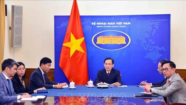 Bộ trưởng Ngoại giao Lê Hoài Trung điện đàm với Bộ trưởng Ngoại giao Lào Thongsavanh Phomvihane. (Ảnh: TTXVN)