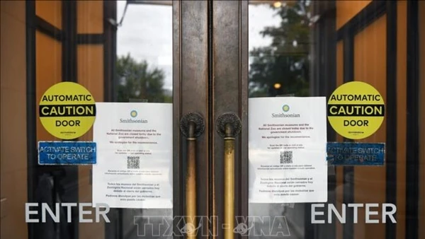 Thông báo đóng cửa tạm thời tại Bảo tàng Lịch sử Tự nhiên Quốc gia ở Washington, D.C., Mỹ, ngày 12/10/2025. (Ảnh: THX/TTXVN)