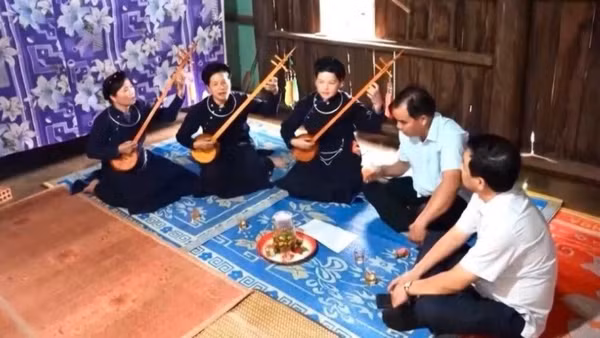 Ông Hoàng Văn Soạn (thứ hai từ phải sang) trong một buổi sinh hoạt hát then, đàn tính tại làng Pơ Nang, xã Kon Thụp, huyện Mang Yang, tỉnh Gia Lai.