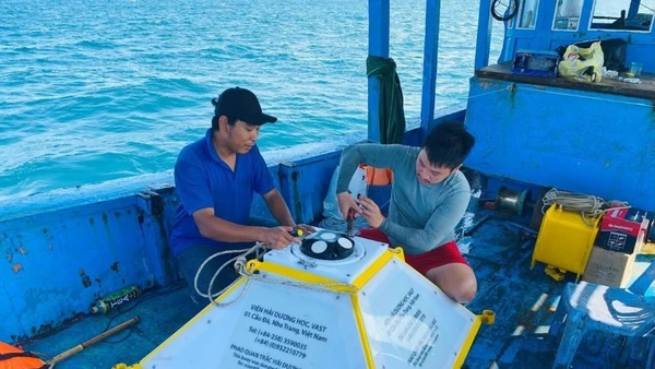 Lắp đặt thiết bị quan trắc sóng và dòng chảy (Signature 500) tại Vịnh Nha Trang, tỉnh Khánh Hòa. (Ảnh HIẾU THỊNH)