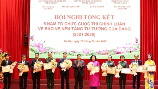 Đồng chí Nguyễn Xuân Thắng, Ủy viên Bộ Chính trị, Giám đốc Học viện Chính trị quốc gia Hồ Chí Minh, Chủ tịch Hội đồng Lý luận Trung ương, Phó Trưởng ban Chỉ đạo 35 Trung ương, Trưởng ban Chỉ đạo cuộc thi trao Bằng khen tặng các tập thể có nhiều thành tích xuất sắc trong tổ chức Cuộc thi.