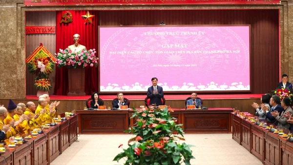 Bí thư Thành ủy Hà Nội Nguyễn Duy Ngọc và các đồng chí Thường trực Thành ủy chủ trì buổi gặp mặt. (Ảnh: Viết Thành/Báo Hà Nội mới)