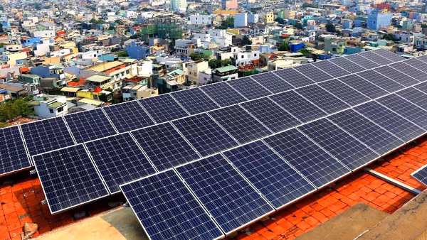 Gỡ "nút thắt" để thu hút đầu tư vào năng lượng xanh.