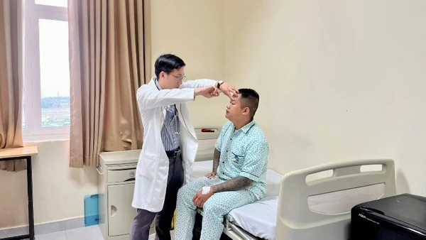 Bảo Đảm An Toàn Lao Động Là Trách Nhiệm Của Cả Người Lao Động Và Người Sử Dụng Lao Động Bác Sĩ Tại Bệnh Viện Đa Khoa Xuyên Á Thăm Khám Cho Anh B. Sau Khi Bị Đột Quỵ.