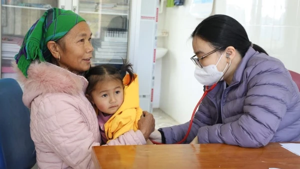 Các thầy thuốc Bệnh viện Đại học Y Hà Nội tham gia khám bệnh, tư vấn sức khỏe và cấp thuốc miễn phí cho người dân xã Pà Cò (Phú Thọ). (Ảnh BVCC)