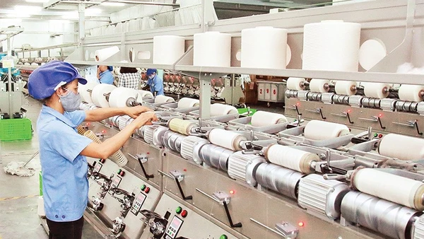 Sản xuất các sản phẩm dệt nhuộm tại Công ty TNHH Dệt nhuộm Jasan Việt Nam (vốn đầu tư Trung Quốc) tại Khu công nghiệp Phố Nối B, tỉnh Hưng Yên. (Ảnh ÐĂNG DUY)