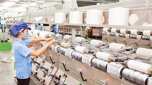 Sản xuất các sản phẩm dệt nhuộm tại Công ty TNHH Dệt nhuộm Jasan Việt Nam (vốn đầu tư Trung Quốc) tại Khu công nghiệp Phố Nối B, tỉnh Hưng Yên. (Ảnh ÐĂNG DUY)