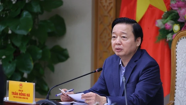 Phó Thủ tướng Trần Hồng Hà chủ trì cuộc họp nghe báo cáo về việc phê duyệt tổng hạn ngạch phát thải khí nhà kính cho năm 2025-2026. (Ảnh: VGP/Minh Khôi)