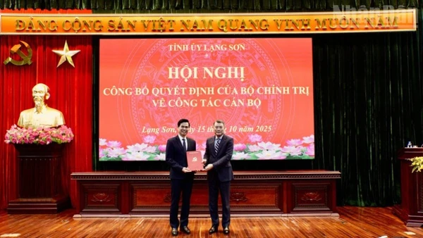 Sơ Kết 12 Năm Kết Nghĩa Hữu Nghị Giữa Thôn Lồ Cố Chin (Việt Nam) Và Thôn Lao Kha (Trung Quốc) Đồng Chí Lê Minh Hưng, Ủy Viên Bộ Chính Trị, Bí Thư Trung Ương Đảng, Trưởng Ban Tổ Chức Trung Ương Trao Quyết Định Của Bộ Chính Trị Và Tặng Hoa Chúc Mừng Đồng Chí Hoàng Quốc Khánh.