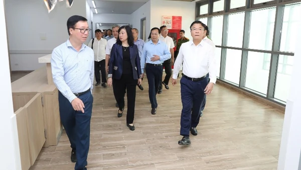 Phó Thủ tướng Chính phủ Lê Thành Long cùng đoàn công tác kiểm tra thực tế thi công các hạng mục xây lắp Dự án cơ sở 2 của Bệnh viện Bạch Mai và Việt Đức.