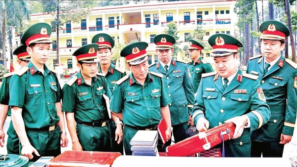 Lãnh đạo Quân khu 7 kiểm tra vật tư công tác Đảng, công tác chính trị chuẩn bị huấn luyện năm 2025 tại Trường Quân sự Quân khu 7.