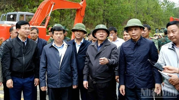 Phó Thủ tướng Hồ Quốc Dũng và lãnh đạo tỉnh Lâm Đồng kiểm tra hiện trường sạt lở và chỉ đạo công tác khắc phục tại đèo Mimosa sáng 21/11.