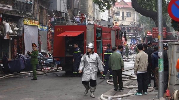 Lực lượng chức năng có mặt tại hiện trường khẩn trương dập tắt đám cháy.