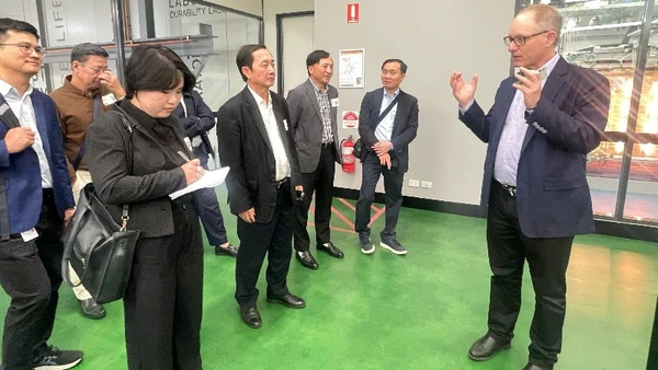 Giáo sư Brett Oberstein-Giám đốc Kinh doanh và Giáo sư Công nghiệp UTS giới thiệu mô hình TechLab với Đoàn Cán bộ lãnh đạo, quản lý các ban, Bộ, ngành Trung ương và địa phương.