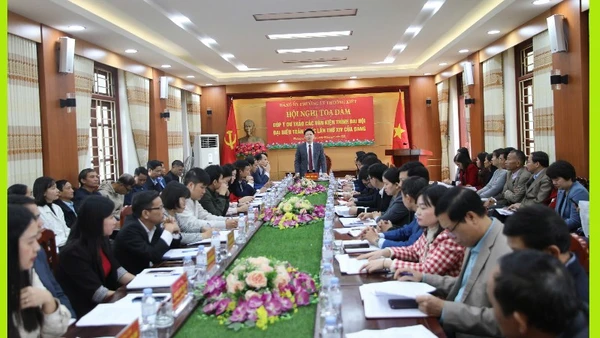 Các đại biểu dự hội nghị.