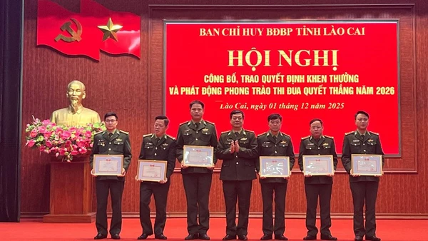 Lãnh đạo Ban Chỉ huy Bộ đội biên phòng tỉnh Lào Cai tặng danh hiệu chiến sĩ thi đua cơ sở cho các cá nhân.