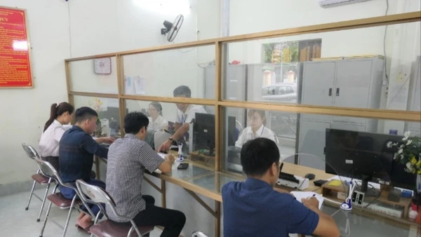 Hoạt động tại Trung tâm phục vụ hành chính công xã Ngọc Đường, tỉnh Tuyên Quang diễn ra liên tục, thông suốt.