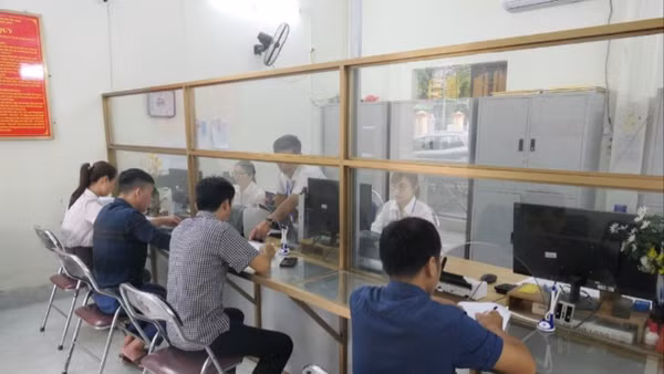 Hoạt động tại Trung tâm phục vụ hành chính công xã Ngọc Đường, tỉnh Tuyên Quang diễn ra liên tục, thông suốt.