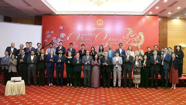 Thứ trưởng Lê Thị Thu Hằng chụp ảnh chung cùng với các đại diện của hơn 30 văn phòng báo chí nước ngoài thường trú tại Việt Nam. (Nguồn: Thế giới và Việt Nam)